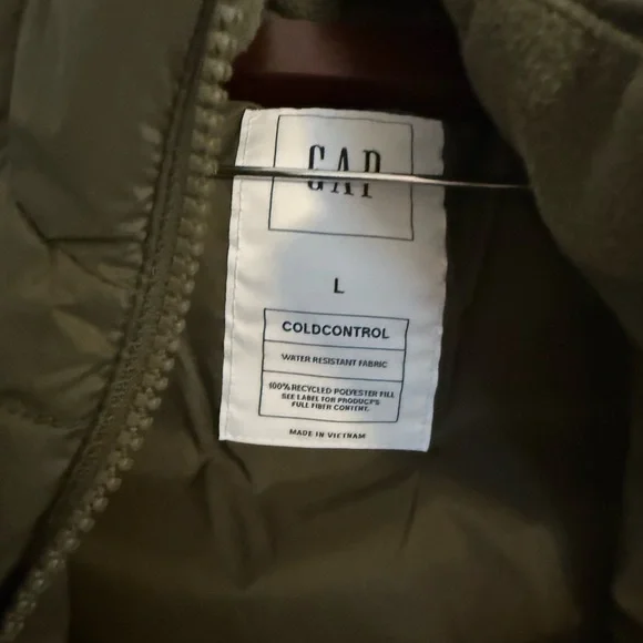 NWT GAP Puffer Vest - Picture 4 of 5